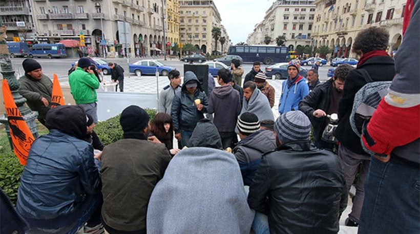 Πρόσφυγες συγκεντρώθηκαν στην πλατεία Αριστοτέλους με σκοπό να κινηθούν προς τα σύνορα